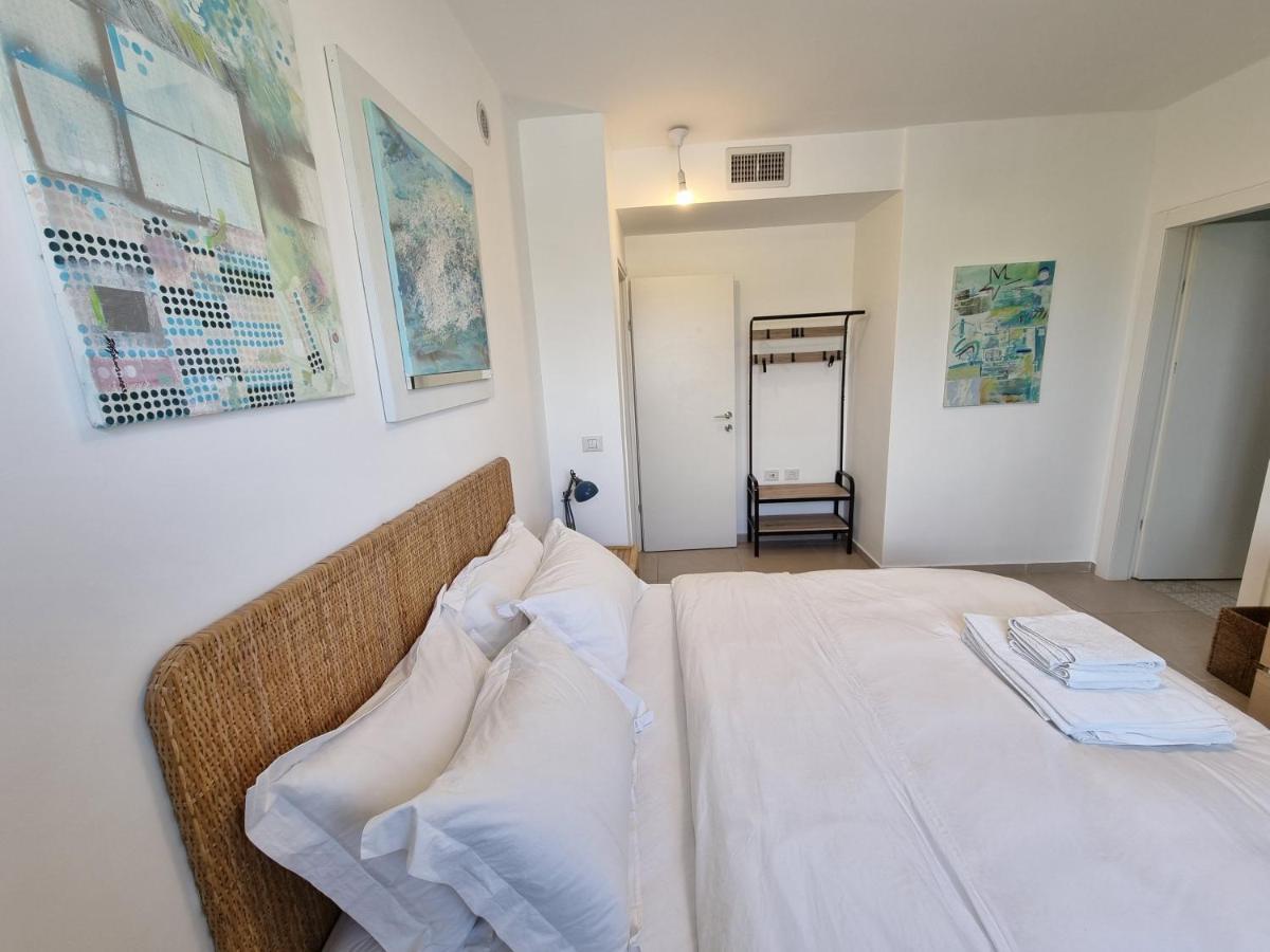 Beachfront Gallery Apartment *
