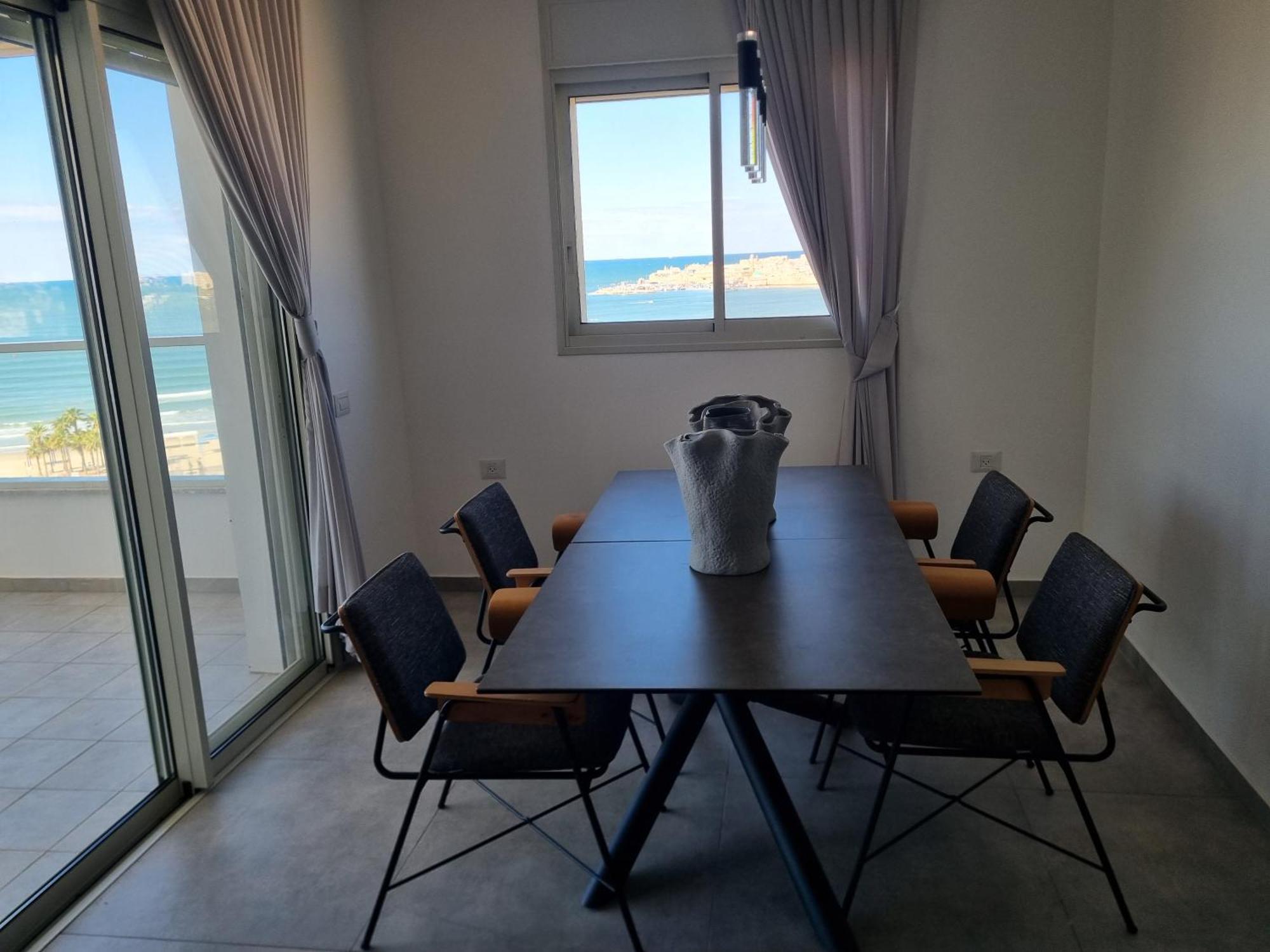 Beachfront Gallery Apartment *